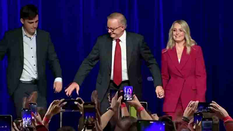 Jubel bei Australiens Labor-Partei: Albanese gewinnt Parlamentswahlen

Die Mitte-Links-Partei von Ministerpräsident Anthony Albanese hat die Parlamentswahl in Australien gewonnen. Damit gewinnt die La - Digital concept art for illustrative purpose, tags: und - Monok